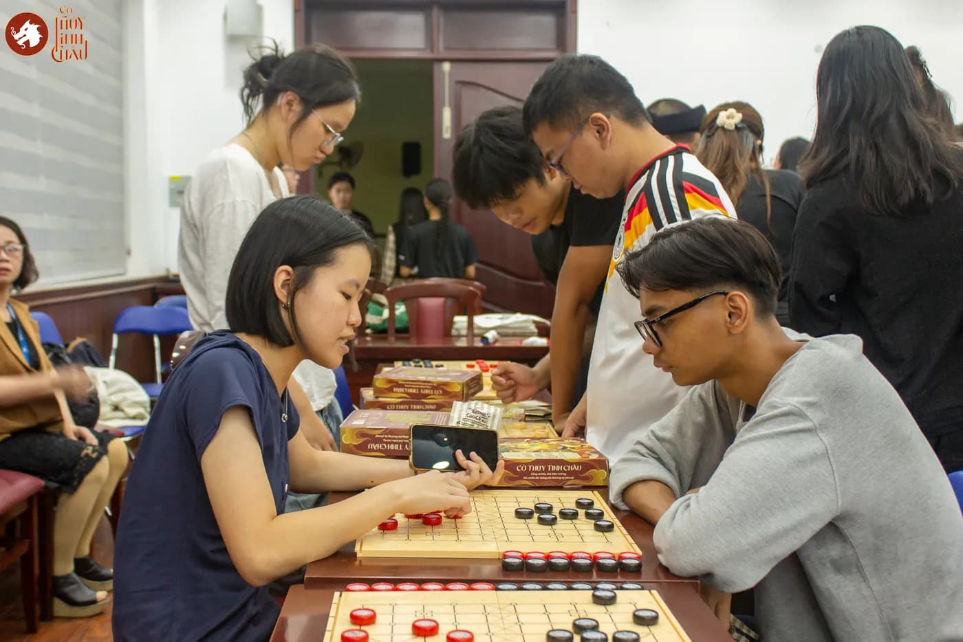 Hình ảnh các bạn sinh viên Singapore trải nghiệm Cờ Thủy Tinh Châu tại chương trình giao lưu văn hóa quốc tế đầy ý nghĩa tại Trường Đại học Khoa học Xã hội và Nhân văn, kết nối cùng đoàn công tác Kampong Glam CC (Singapore) và các bạn sinh viên Khoa Đông phương học.