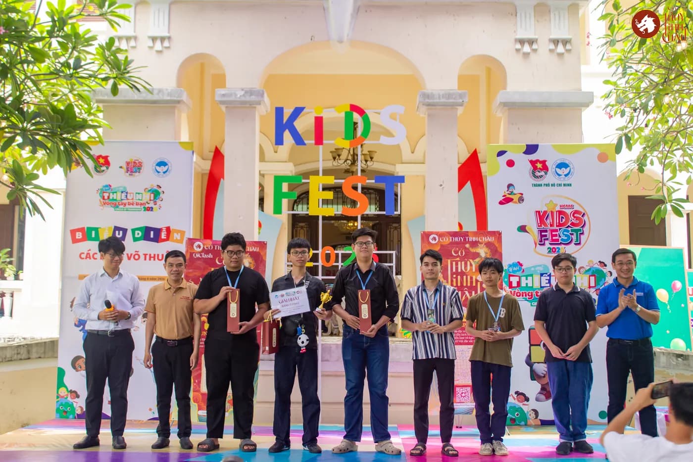 Hình ảnh các kỳ thủ bảng C nhận giải thuộc Liên hoan Cờ Thủy Tinh Châu Kids Fest 2026 tổ chức tại Nhà Thiếu nhi Thành phố Hồ Chí Minh.