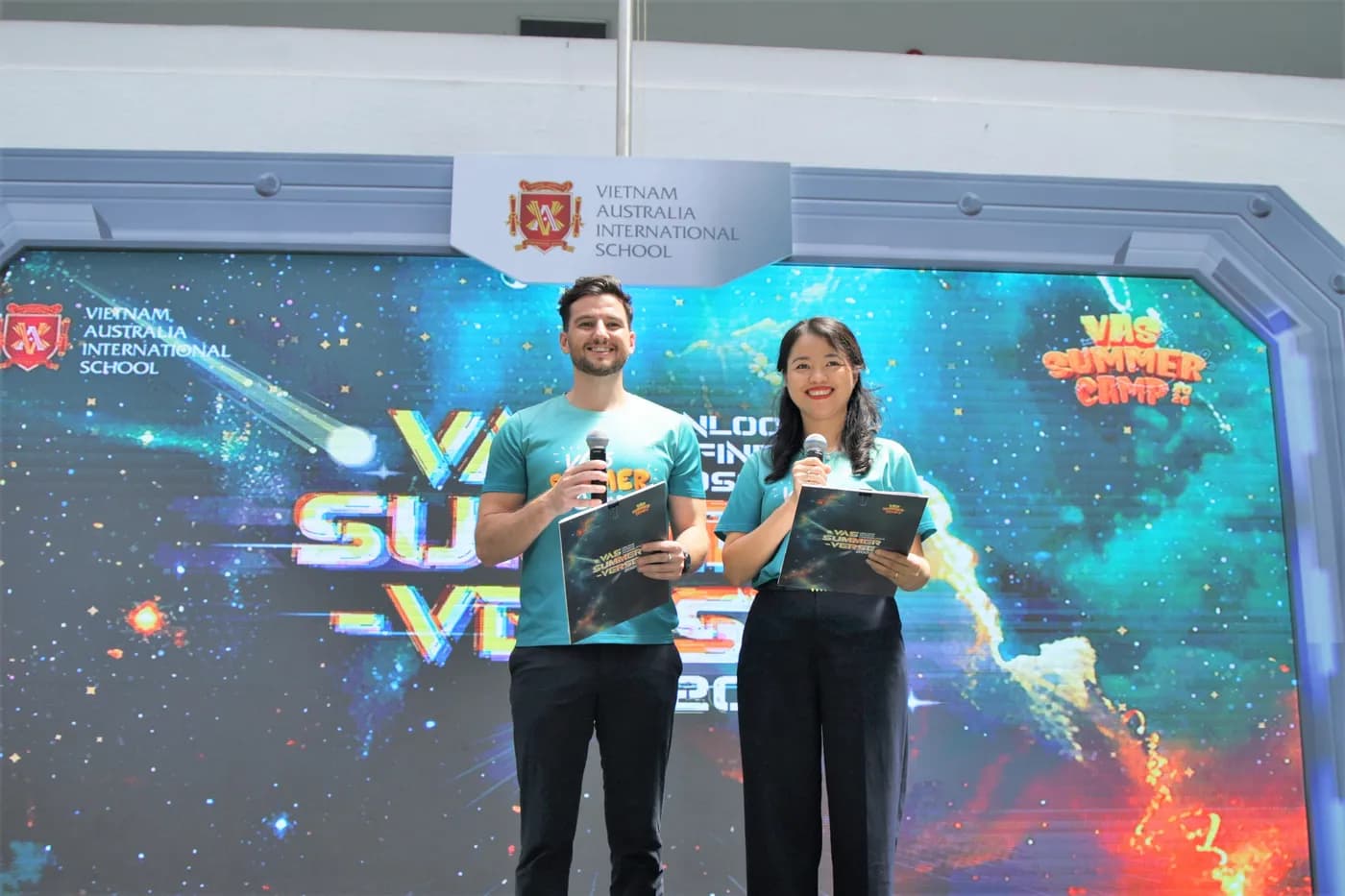 Hình ảnh anh và chị MC tại Lễ hội Mùa hè VAS Summer Fair 2026 với chủ đề “Summer-Verse” tại cơ sở Sala.
