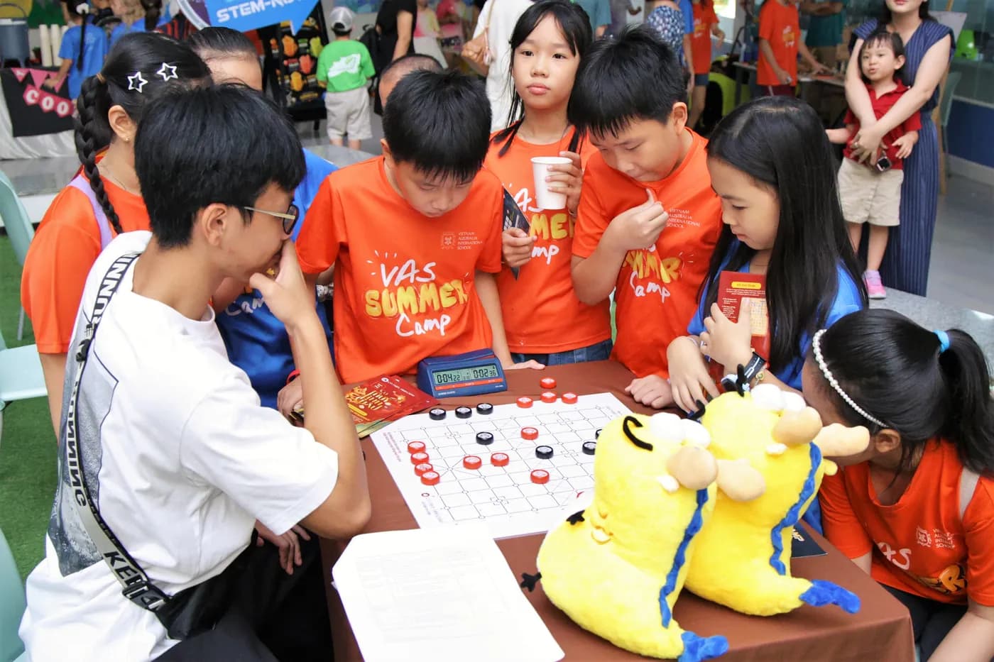 Hình ảnh các em học sinh trường VAS trải nghiệm Cờ Thủy Tinh Châu tại Lễ hội Mùa hè VAS Summer Fair 2026 với chủ đề “Summer-Verse” tại cơ sở Sala.