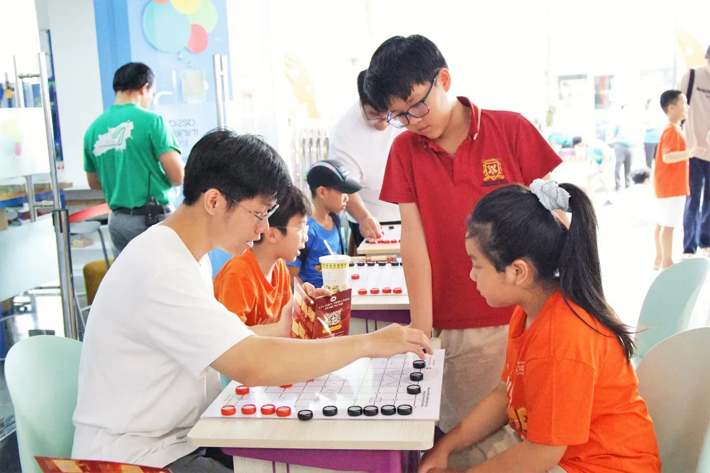 Hình ảnh các em học sinh trường VAS trải nghiệm Cờ Thủy Tinh Châu tại Lễ hội Mùa hè VAS Summer Fair 2026 với chủ đề “Summer-Verse” tại cơ sở Sala.
