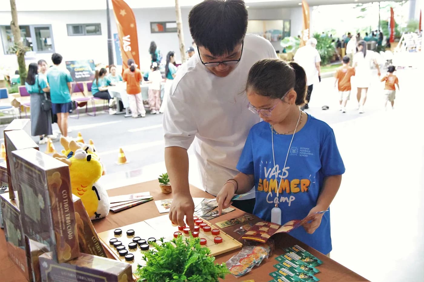 Hình ảnh các em học sinh trường VAS trải nghiệm Cờ Thủy Tinh Châu tại Lễ hội Mùa hè VAS Summer Fair 2026 với chủ đề “Summer-Verse” tại cơ sở Sala.