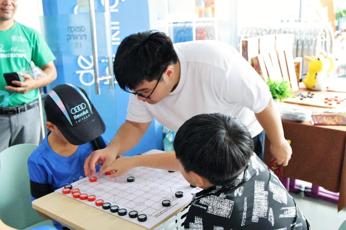 Hình ảnh các em học sinh trường VAS trải nghiệm Cờ Thủy Tinh Châu tại Lễ hội Mùa hè VAS Summer Fair 2026 với chủ đề “Summer-Verse” tại cơ sở Sala.