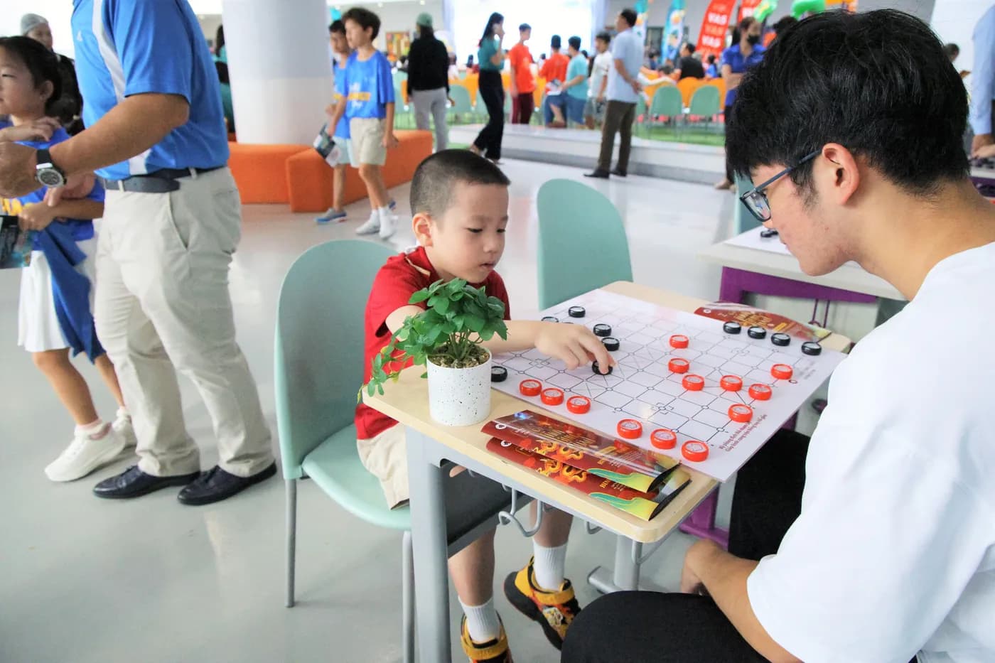 Hình ảnh các em học sinh trường VAS trải nghiệm Cờ Thủy Tinh Châu tại Lễ hội Mùa hè VAS Summer Fair 2026 với chủ đề “Summer-Verse” tại cơ sở Sala.