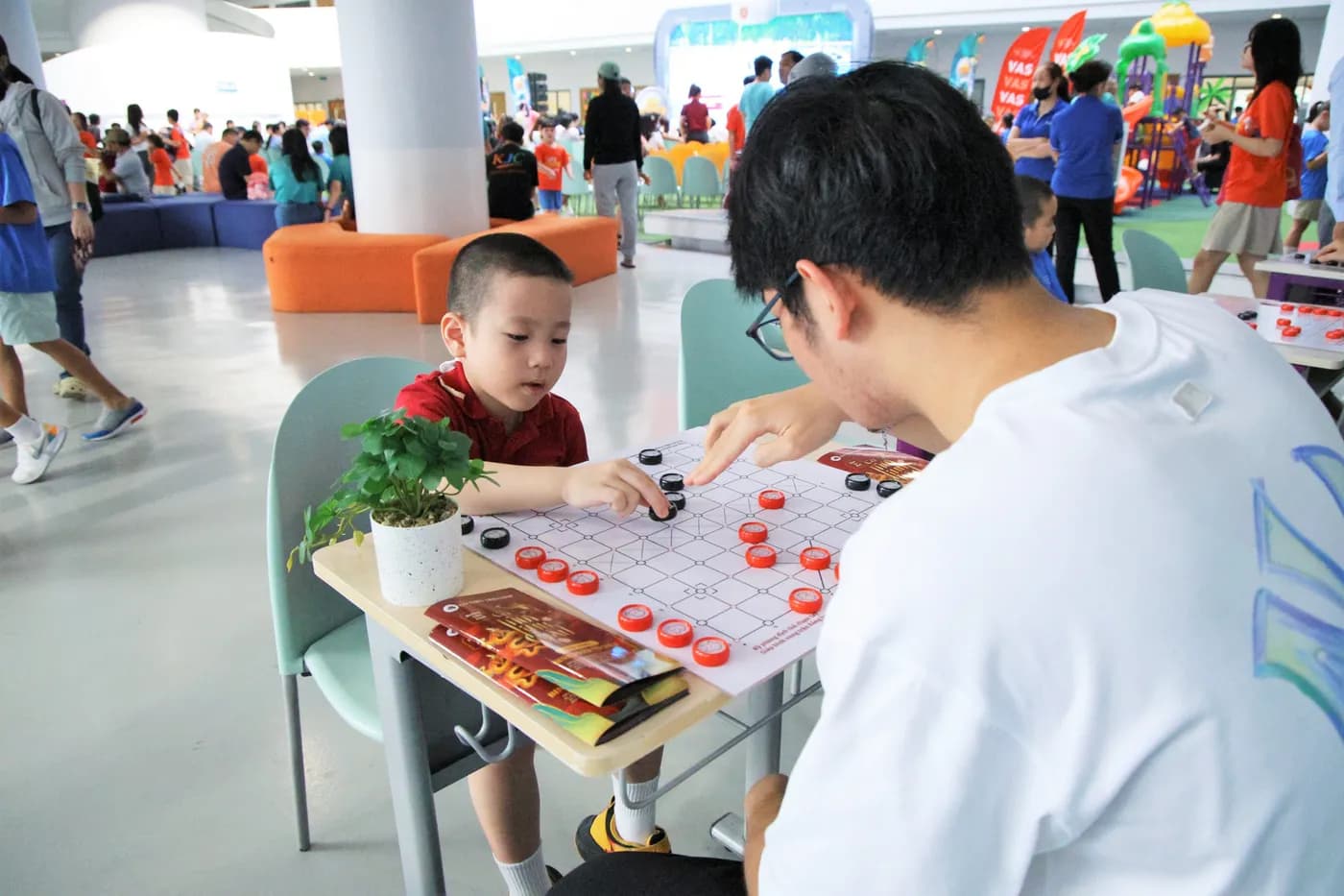 Hình ảnh các em học sinh trường VAS trải nghiệm Cờ Thủy Tinh Châu tại Lễ hội Mùa hè VAS Summer Fair 2026 với chủ đề “Summer-Verse” tại cơ sở Sala.