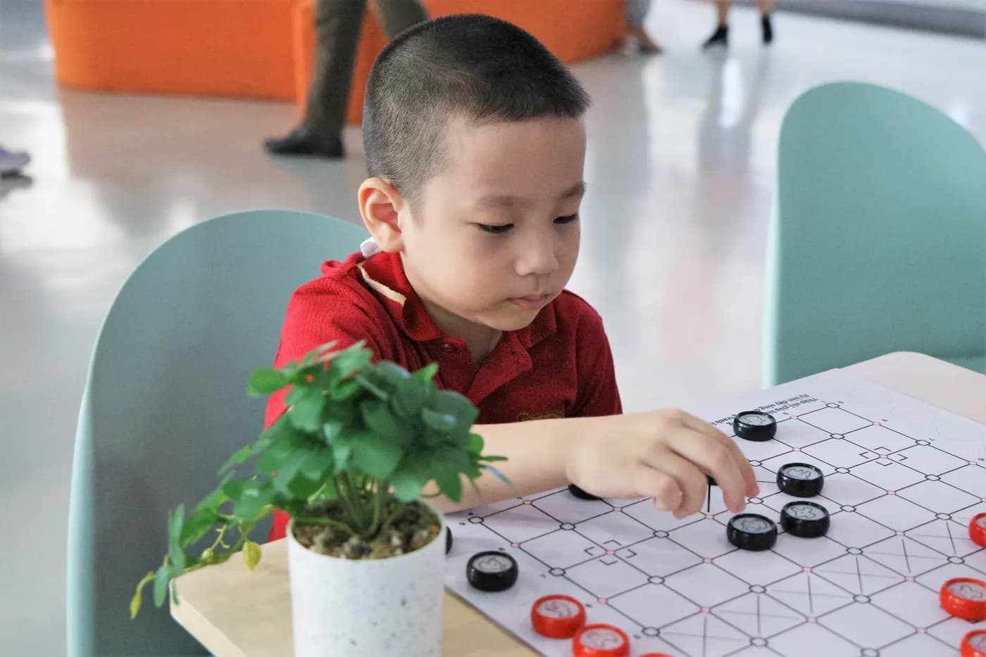 Hình ảnh các em học sinh trường VAS trải nghiệm Cờ Thủy Tinh Châu tại Lễ hội Mùa hè VAS Summer Fair 2026 với chủ đề “Summer-Verse” tại cơ sở Sala.