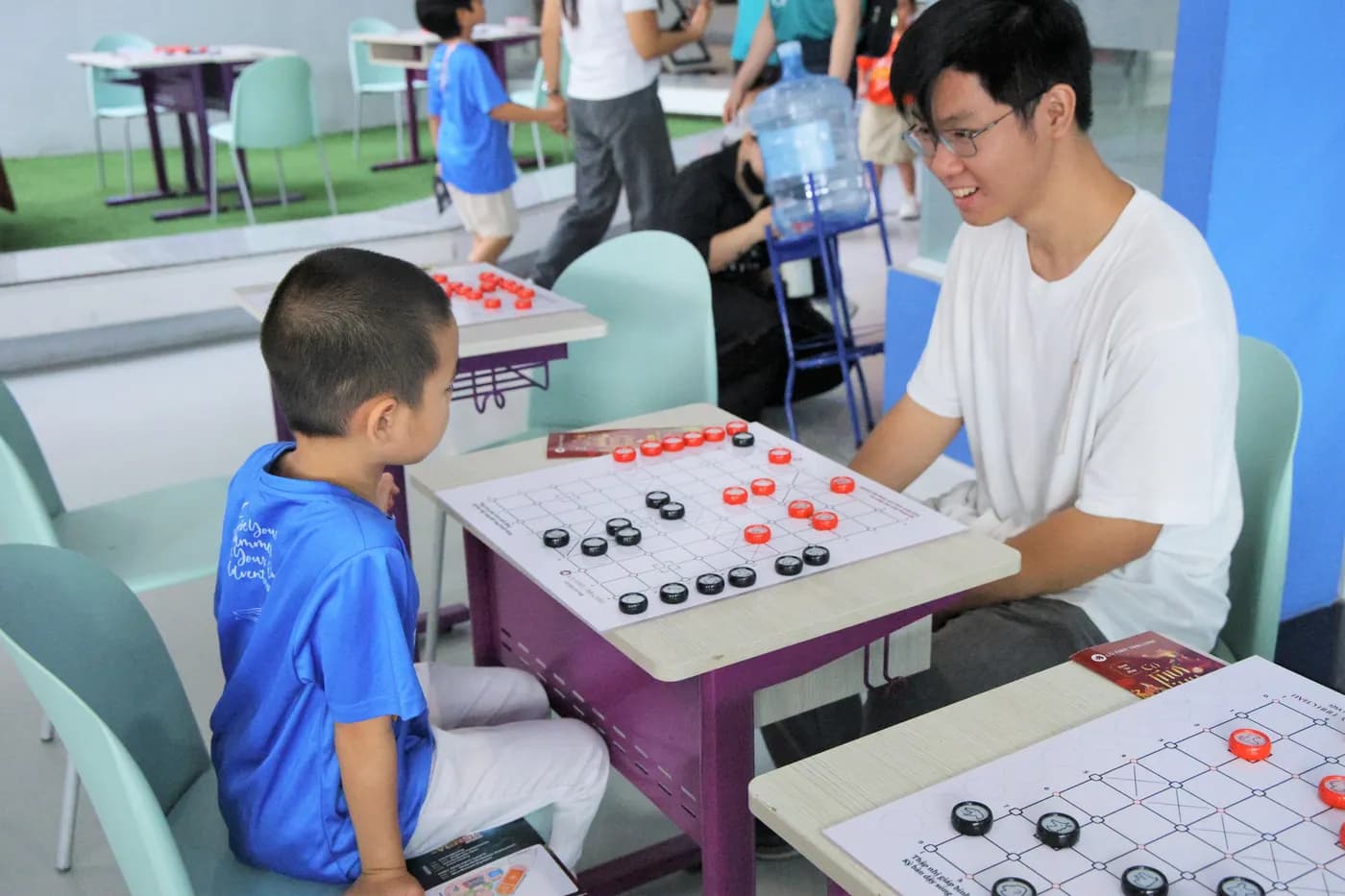 Hình ảnh các em học sinh trường VAS trải nghiệm Cờ Thủy Tinh Châu tại Lễ hội Mùa hè VAS Summer Fair 2026 với chủ đề “Summer-Verse” tại cơ sở Sala.