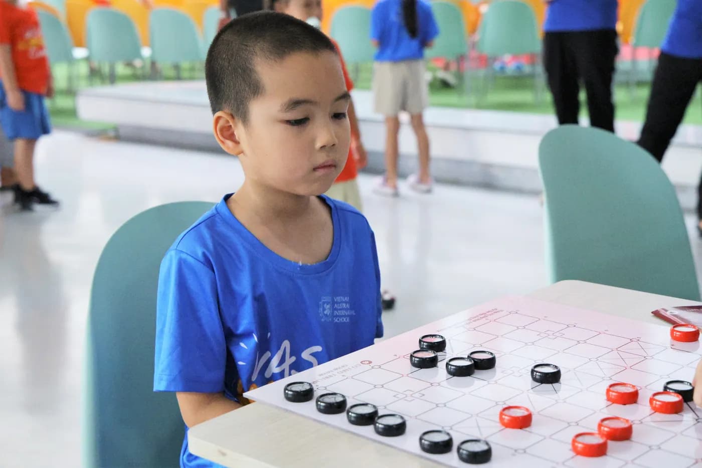 Hình ảnh các em học sinh trường VAS trải nghiệm Cờ Thủy Tinh Châu tại Lễ hội Mùa hè VAS Summer Fair 2026 với chủ đề “Summer-Verse” tại cơ sở Sala.
