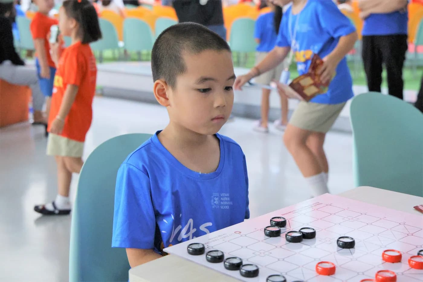 Hình ảnh các em học sinh trường VAS trải nghiệm Cờ Thủy Tinh Châu tại Lễ hội Mùa hè VAS Summer Fair 2026 với chủ đề “Summer-Verse” tại cơ sở Sala.