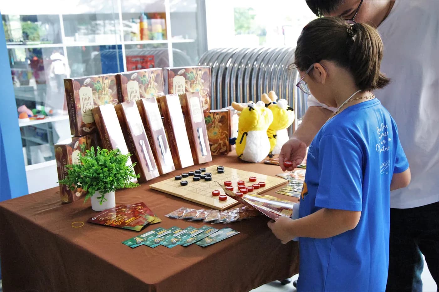 Hình ảnh các em học sinh trường VAS trải nghiệm Cờ Thủy Tinh Châu tại Lễ hội Mùa hè VAS Summer Fair 2026 với chủ đề “Summer-Verse” tại cơ sở Sala.