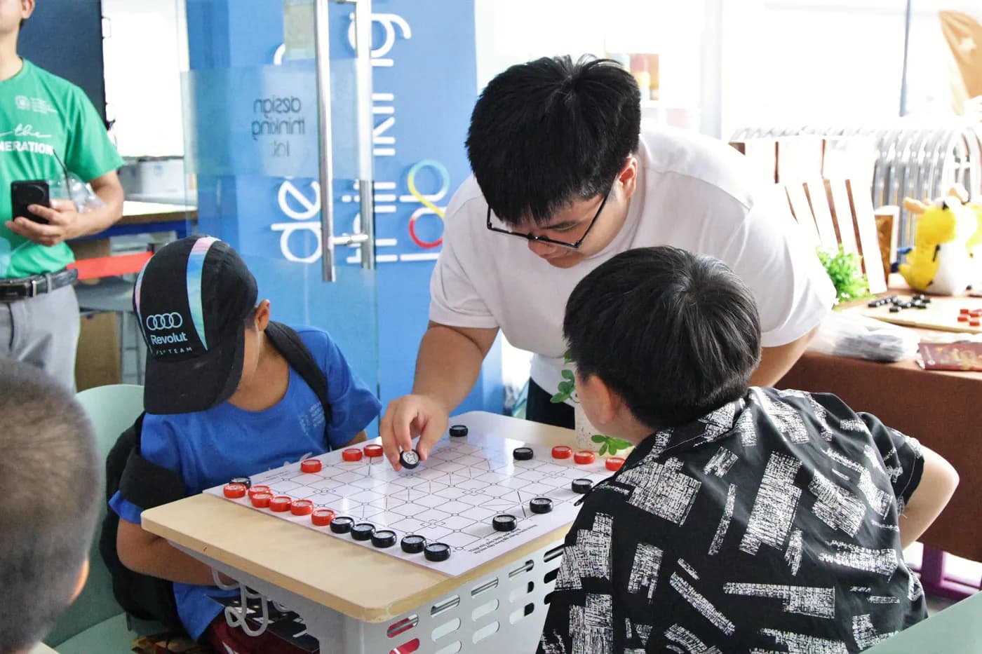 Hình ảnh các em học sinh trường VAS trải nghiệm Cờ Thủy Tinh Châu tại Lễ hội Mùa hè VAS Summer Fair 2026 với chủ đề “Summer-Verse” tại cơ sở Sala.