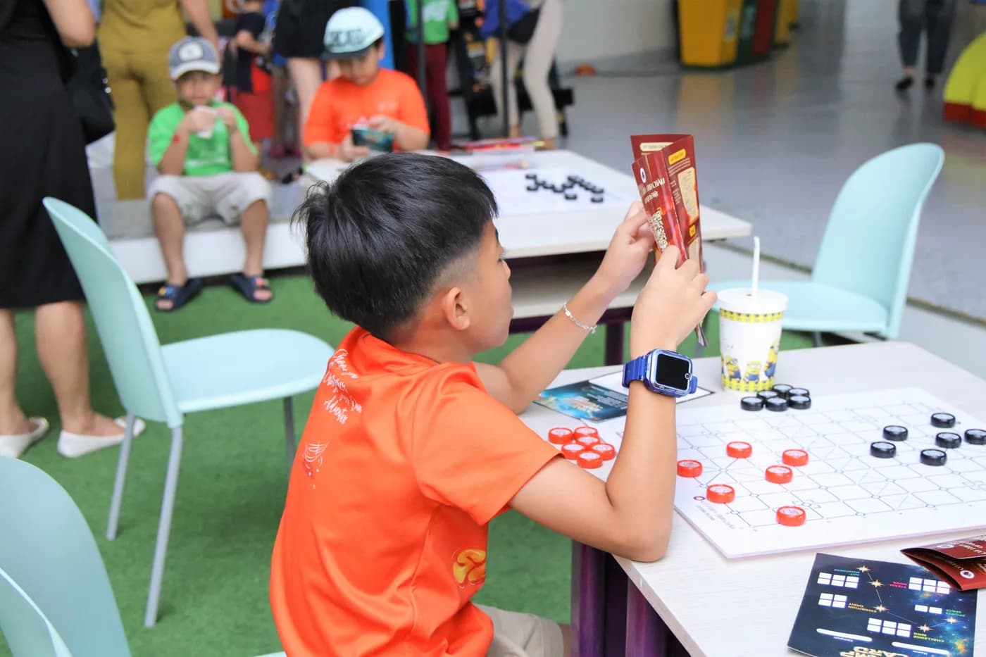 Hình ảnh các em học sinh trường VAS trải nghiệm Cờ Thủy Tinh Châu tại Lễ hội Mùa hè VAS Summer Fair 2026 với chủ đề “Summer-Verse” tại cơ sở Sala.