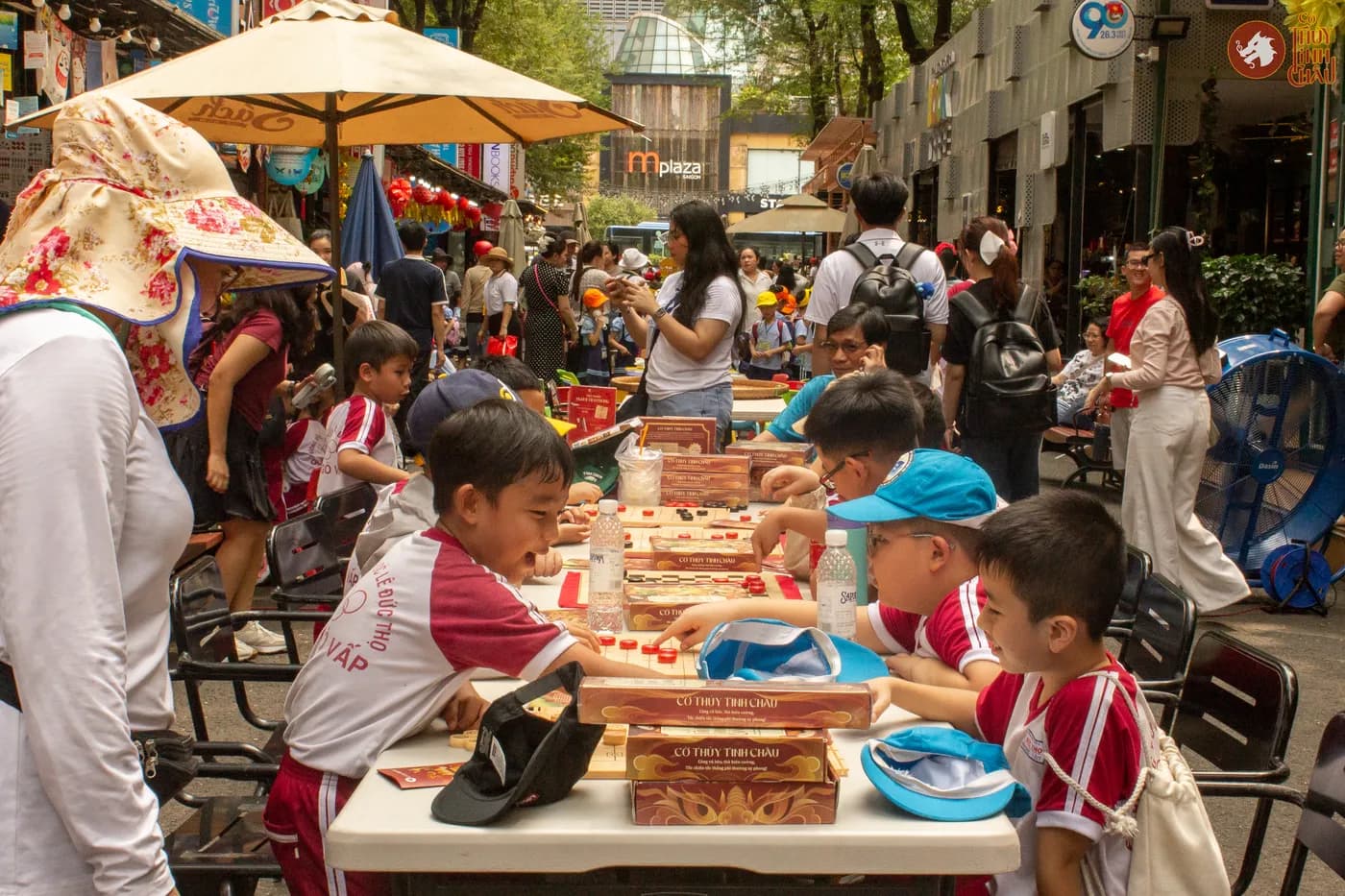 Hình ảnh các em học sinh trải nghiệm Cờ Thủy Tinh Châu tại Ngày hội Vui học cùng Sách tổ chức ở Đường Sách Thành phố Hồ Chí Minh.