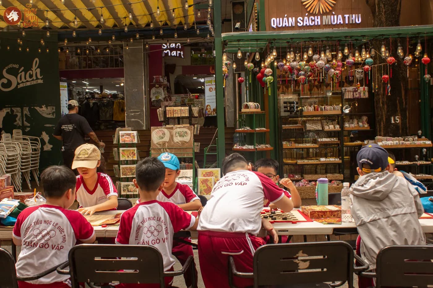 Hình ảnh các em học sinh trải nghiệm Cờ Thủy Tinh Châu tại Ngày hội Vui học cùng Sách tổ chức ở Đường Sách Thành phố Hồ Chí Minh.
