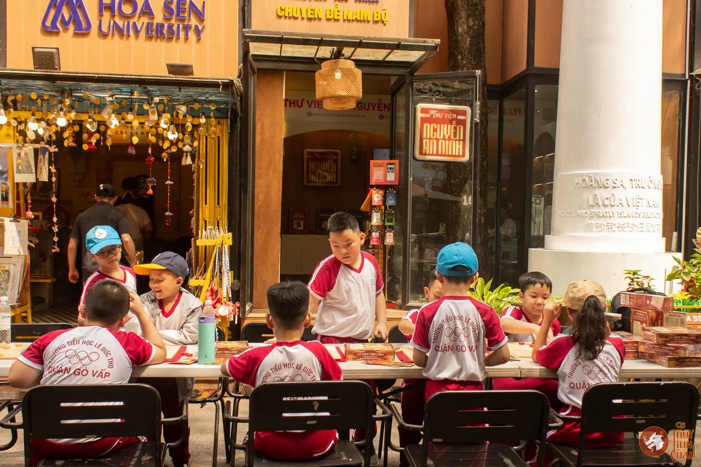 Hình ảnh các em học sinh trải nghiệm Cờ Thủy Tinh Châu tại Ngày hội Vui học cùng Sách tổ chức ở Đường Sách Thành phố Hồ Chí Minh.
