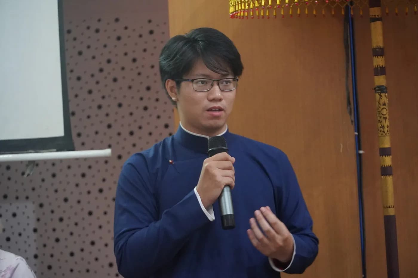 Hình ảnh phần chia sẻ của Team Cờ Thủy TInh Châu tại Hội nghị quốc tế lần thứ 27 của Liên đoàn Các Tổ chức Khoa học Xã hội Thế giới (IFSSO) , được tổ chức tại Đại học Udayana (Bali, Indonesia).