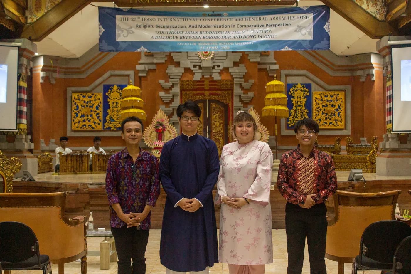 Hình ảnh Team Cờ Thủy Tinh Châu chụp hình cùng diễn giả tại Hội nghị quốc tế lần thứ 27 của Liên đoàn Các Tổ chức Khoa học Xã hội Thế giới (IFSSO) , được tổ chức tại Đại học Udayana (Bali, Indonesia).