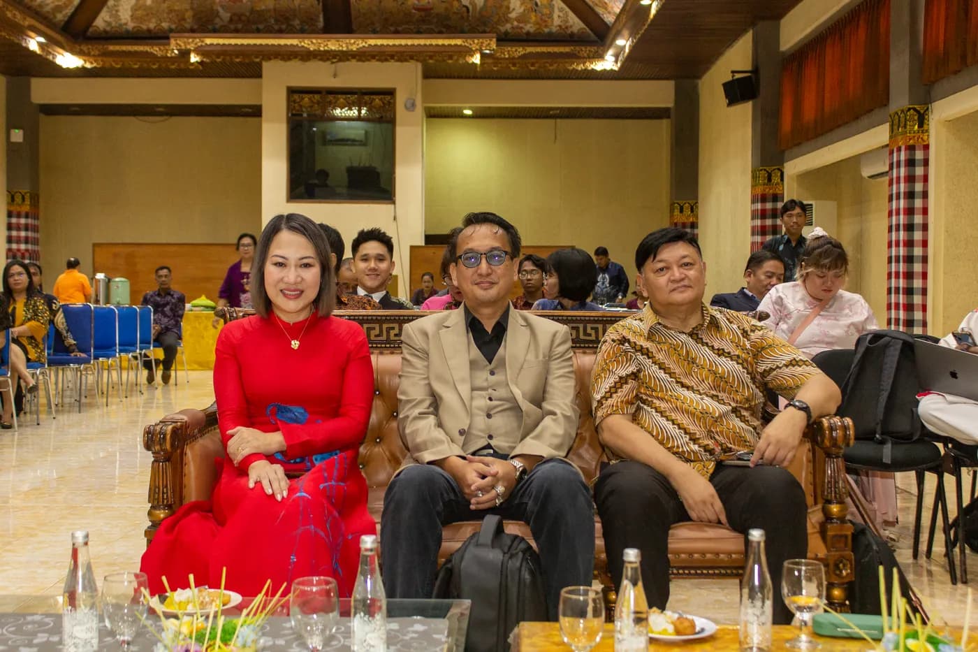 Hình ảnh PGS.TS Phan Thị Hồng Xuân cùng các thành viên hội đồng tại Hội nghị quốc tế lần thứ 27 của Liên đoàn Các Tổ chức Khoa học Xã hội Thế giới (IFSSO) , được tổ chức tại Đại học Udayana (Bali, Indonesia).