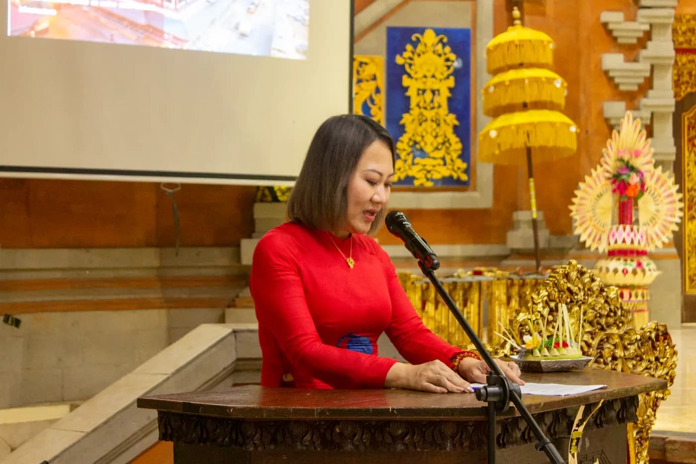 Hình ảnh PGS. TS Phan Thị Hồng Xuân phát biểu tại Hội nghị quốc tế lần thứ 27 của Liên đoàn Các Tổ chức Khoa học Xã hội Thế giới (IFSSO) , được tổ chức tại Đại học Udayana (Bali, Indonesia).