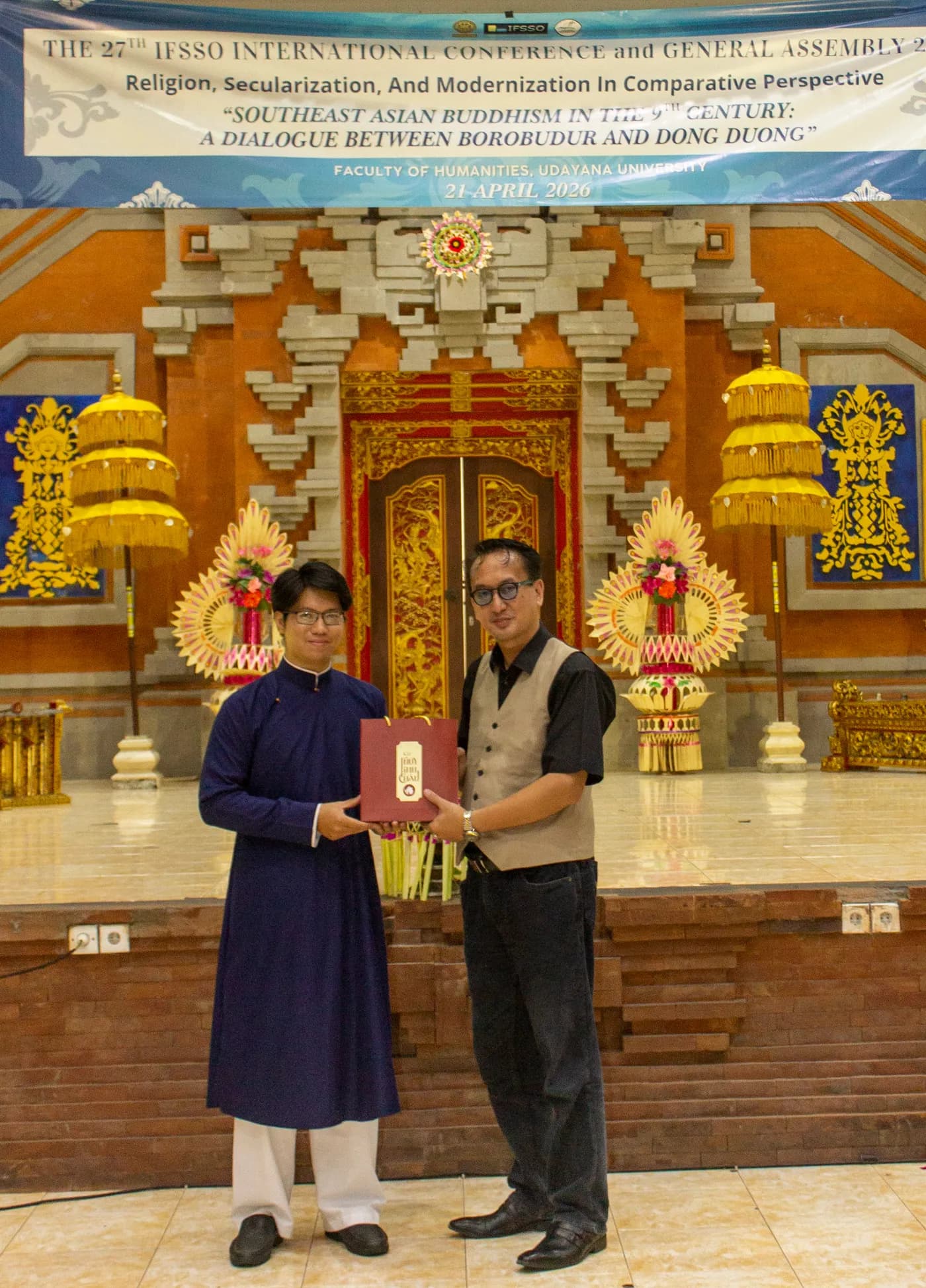 Hình ảnh Co-founder Cờ Thủy Tinh Châu chụp hình lưu niệm tại Hội nghị quốc tế lần thứ 27 của Liên đoàn Các Tổ chức Khoa học Xã hội Thế giới (IFSSO) , được tổ chức tại Đại học Udayana (Bali, Indonesia).