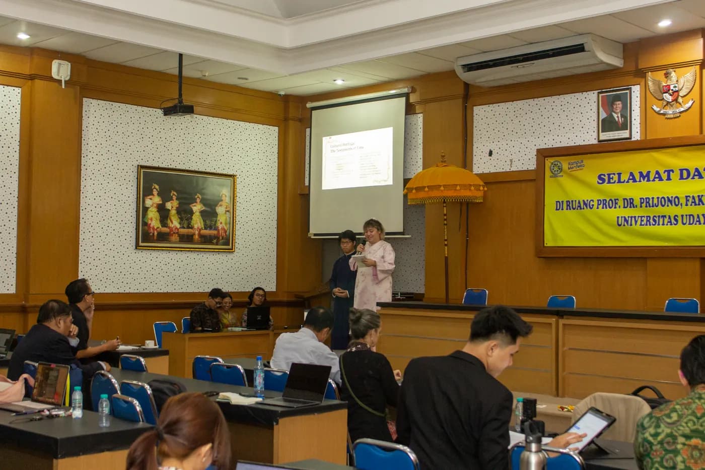 Hình ảnh phần chia sẻ của Team Cờ Thủy TInh Châu tại Hội nghị quốc tế lần thứ 27 của Liên đoàn Các Tổ chức Khoa học Xã hội Thế giới (IFSSO) , được tổ chức tại Đại học Udayana (Bali, Indonesia).