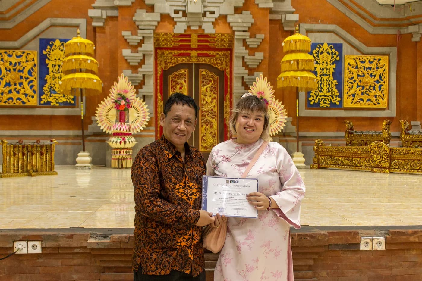 Hình ảnh Thành viên Cờ Thủy TInh Châu chụp hình cùng chủ tịch IFSSO tại Hội nghị quốc tế lần thứ 27 của Liên đoàn Các Tổ chức Khoa học Xã hội Thế giới (IFSSO) , được tổ chức tại Đại học Udayana (Bali, Indonesia).