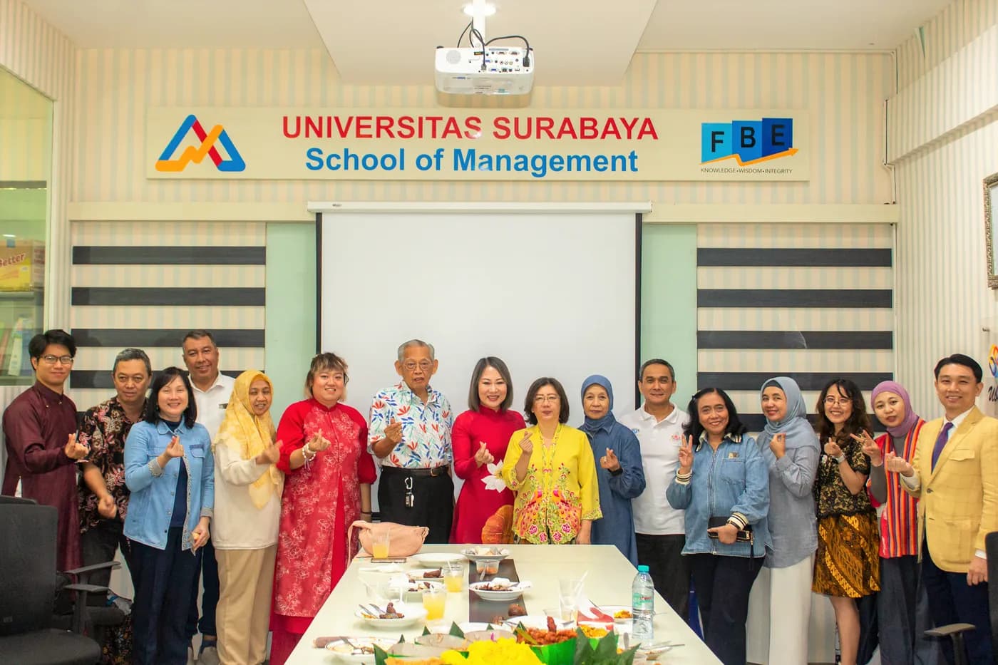 Hình ảnh đoàn Việt Nam chụp hình cùng các giảng viên của Trường Đại học Surabaya trong chương trình “Chess Meets Destiny – Innovating a 12 Zodiac Board Game for the Startup Era”.
