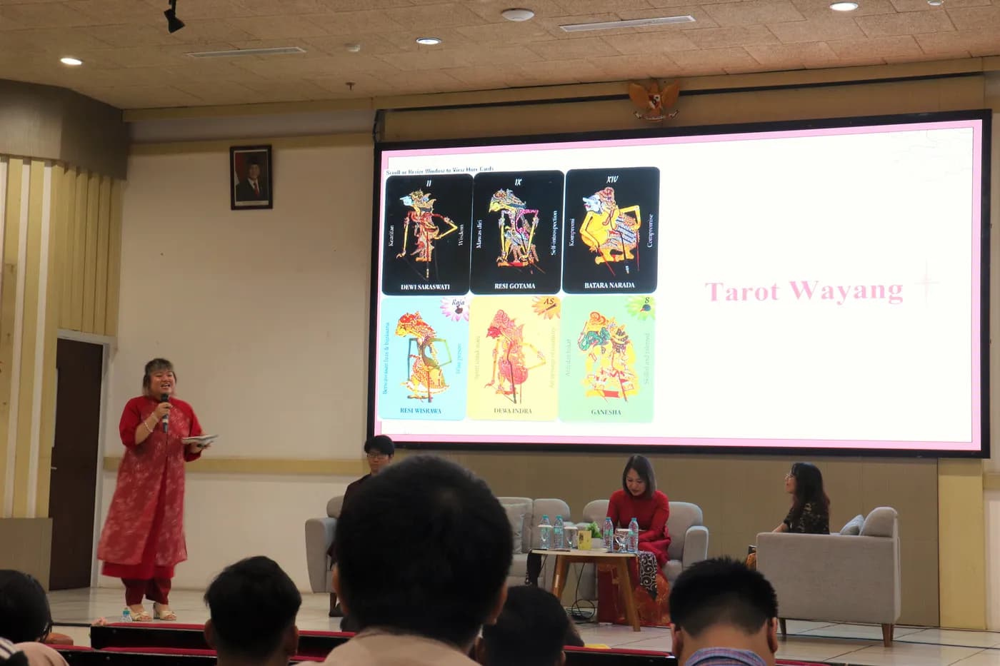 Hình ảnh phần trình bày của nghiên cứu viên Võ Phan Mỹ Trà trong chương trình “Chess Meets Destiny – Innovating a 12 Zodiac Board Game for the Startup Era” được tổ chức tại Trường Đại học Surabaya (Indonesia).