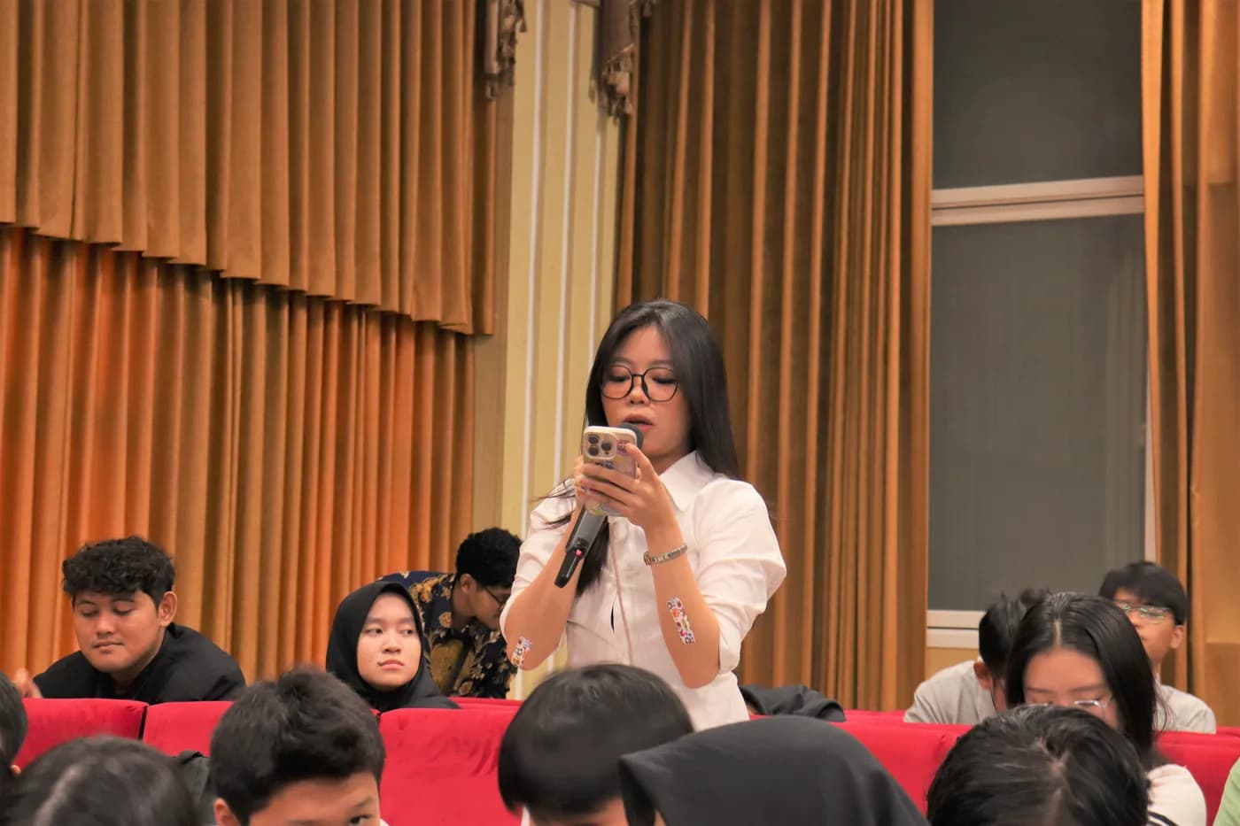 Hình ảnh các bạn sinh viên đặt câu hỏi trong chương trình “Chess Meets Destiny – Innovating a 12 Zodiac Board Game for the Startup Era” được tổ chức tại Trường Đại học Surabaya (Indonesia).