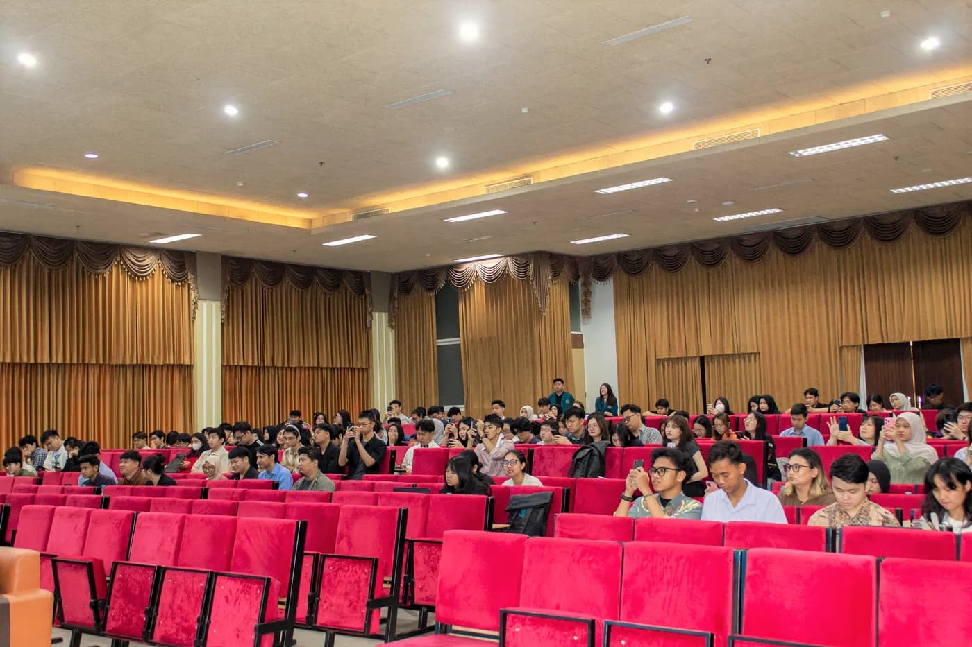 Hình ảnh các bạn sinh viên trong chương trình “Chess Meets Destiny – Innovating a 12 Zodiac Board Game for the Startup Era” được tổ chức tại Trường Đại học Surabaya (Indonesia).