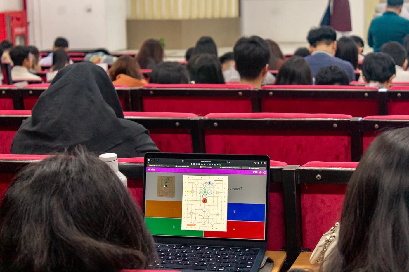 Hình ảnh bạn sinh viên tham gia Minigame Cờ Thủy Tinh Châu trong chương trình “Chess Meets Destiny – Innovating a 12 Zodiac Board Game for the Startup Era” được tổ chức tại Trường Đại học Surabaya (Indonesia).