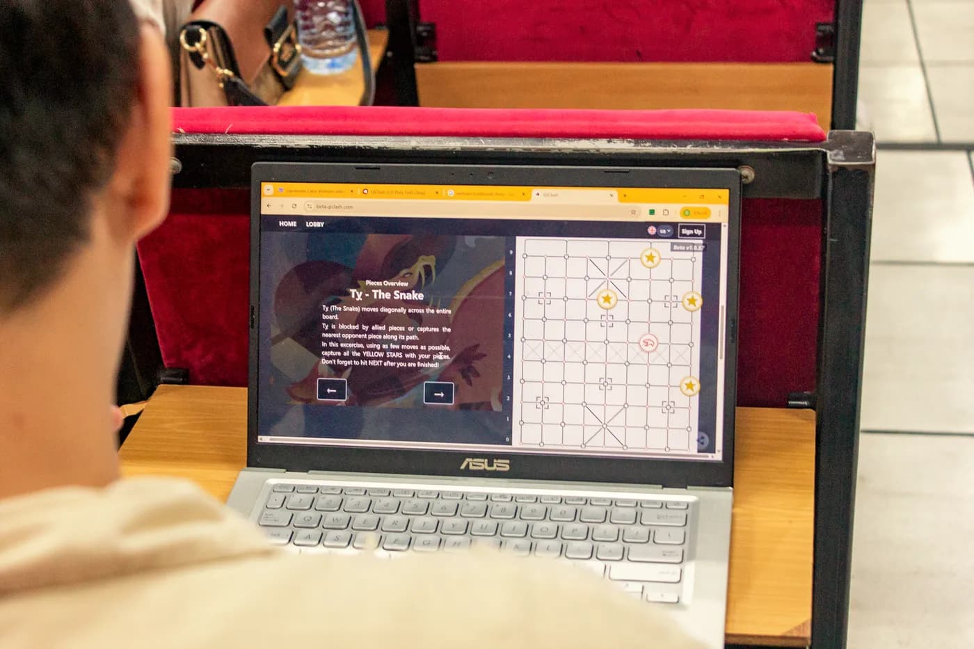 Hình ảnh bạn sinh viên tìm hiểu Cờ Thủy Tinh Châu trong chương trình “Chess Meets Destiny – Innovating a 12 Zodiac Board Game for the Startup Era” được tổ chức tại Trường Đại học Surabaya (Indonesia).