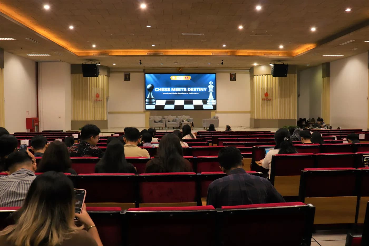 Hình ảnh chương trình “Chess Meets Destiny – Innovating a 12 Zodiac Board Game for the Startup Era” được tổ chức tại Trường Đại học Surabaya (Indonesia).