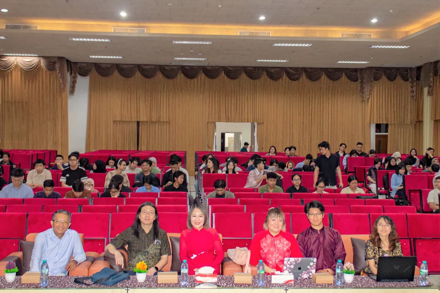 Hình ảnh đoàn Việt Nam cùng các diễn giả, nhà nghiên cứu trong chương trình “Chess Meets Destiny – Innovating a 12 Zodiac Board Game for the Startup Era” được tổ chức tại Trường Đại học Surabaya (Indonesia).