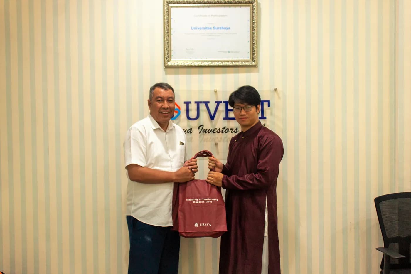 Hình ảnh Co-founder chụp hình cùng giảng viên trong chương trình “Chess Meets Destiny – Innovating a 12 Zodiac Board Game for the Startup Era” được tổ chức tại Trường Đại học Surabaya (Indonesia).