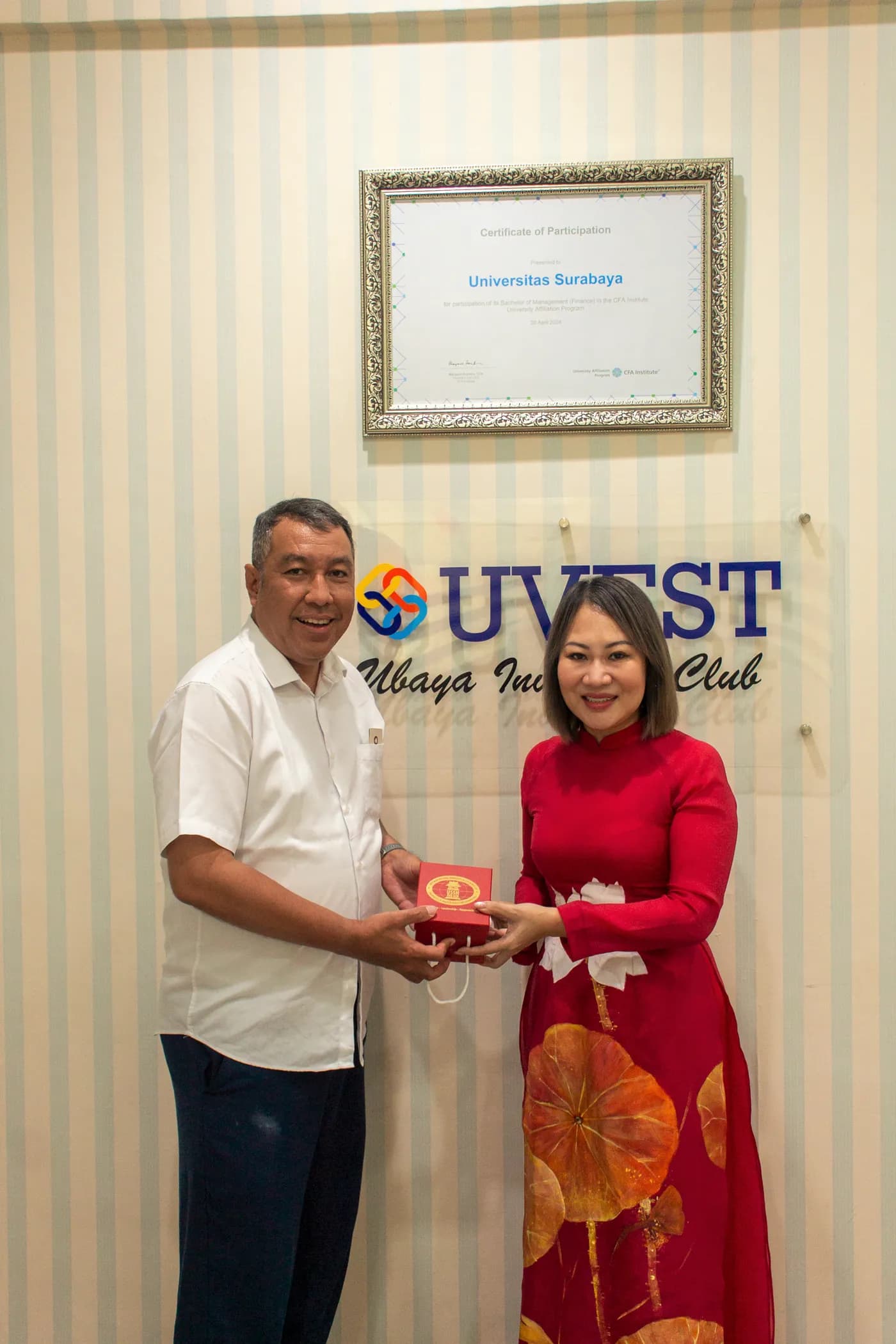 Hình ảnh PGS.TS Phan Thị Hồng Xuân cùng đại biểu trong chương trình “Chess Meets Destiny – Innovating a 12 Zodiac Board Game for the Startup Era” được tổ chức tại Trường Đại học Surabaya (Indonesia).