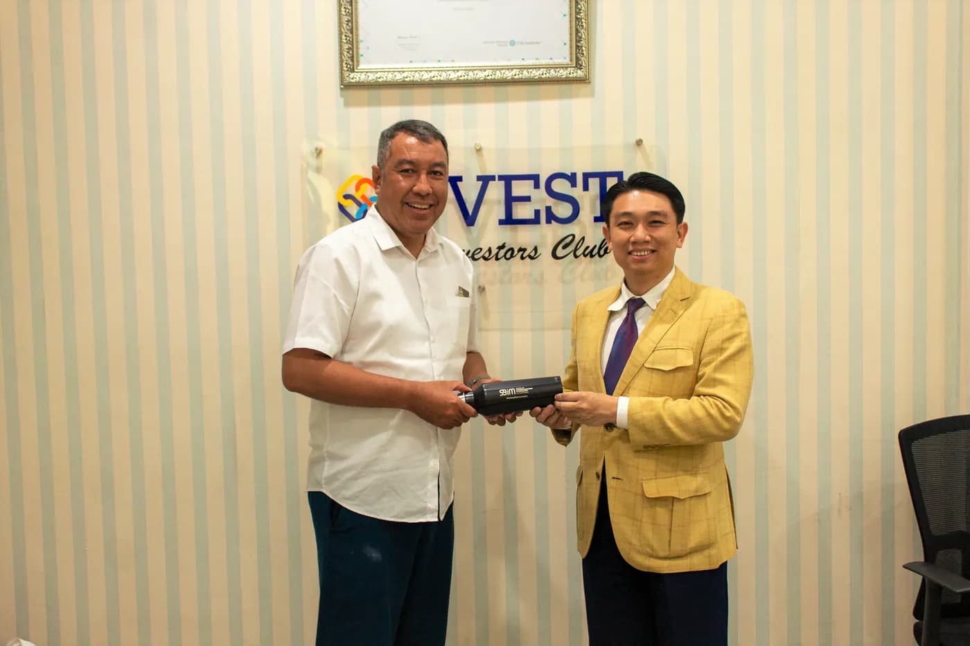 Hình ảnh thành viên đoàn Trường Đại học Khoa học Xã hội và Nhân văn chụp hình cùng giảng viên trong chương trình “Chess Meets Destiny – Innovating a 12 Zodiac Board Game for the Startup Era” được tổ chức tại Trường Đại học Surabaya (Indonesia).