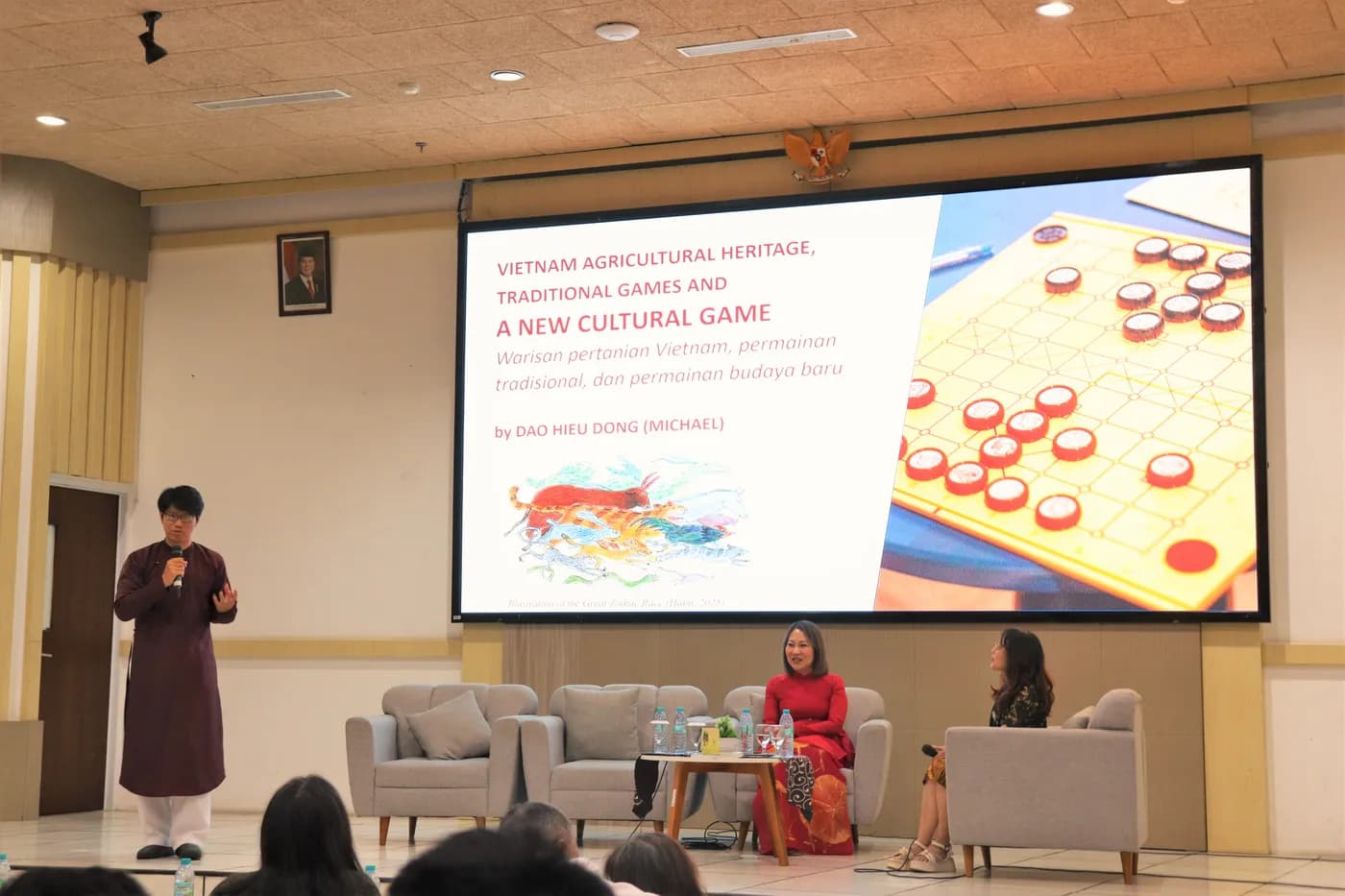 Hình ảnh Co-founder Cờ Thủy Tinh Châu trình bày trong chương trình “Chess Meets Destiny – Innovating a 12 Zodiac Board Game for the Startup Era” được tổ chức tại Trường Đại học Surabaya (Indonesia).