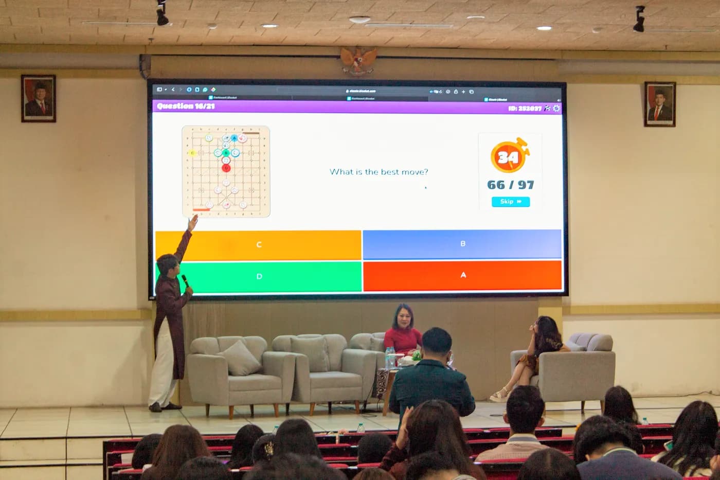 Hình ảnh Co-founder Cờ Thủy Tinh Châu trình bày trong chương trình “Chess Meets Destiny – Innovating a 12 Zodiac Board Game for the Startup Era” được tổ chức tại Trường Đại học Surabaya (Indonesia).