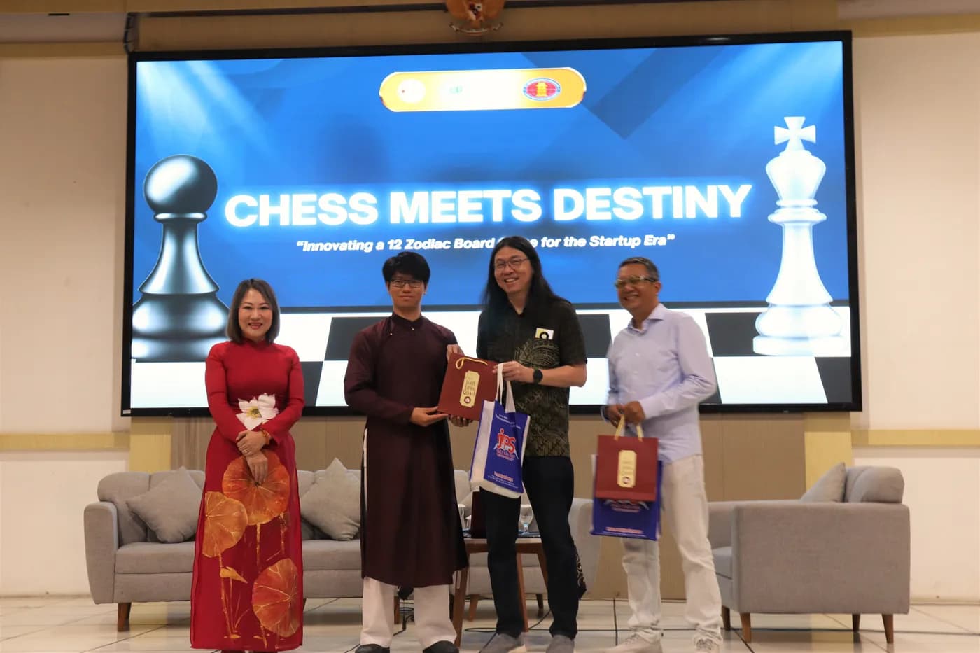 Hình ảnh Co-founder Cờ Thủy Tinh Châu chụp hình cùng các đại biểu trong chương trình “Chess Meets Destiny – Innovating a 12 Zodiac Board Game for the Startup Era” được tổ chức tại Trường Đại học Surabaya (Indonesia).