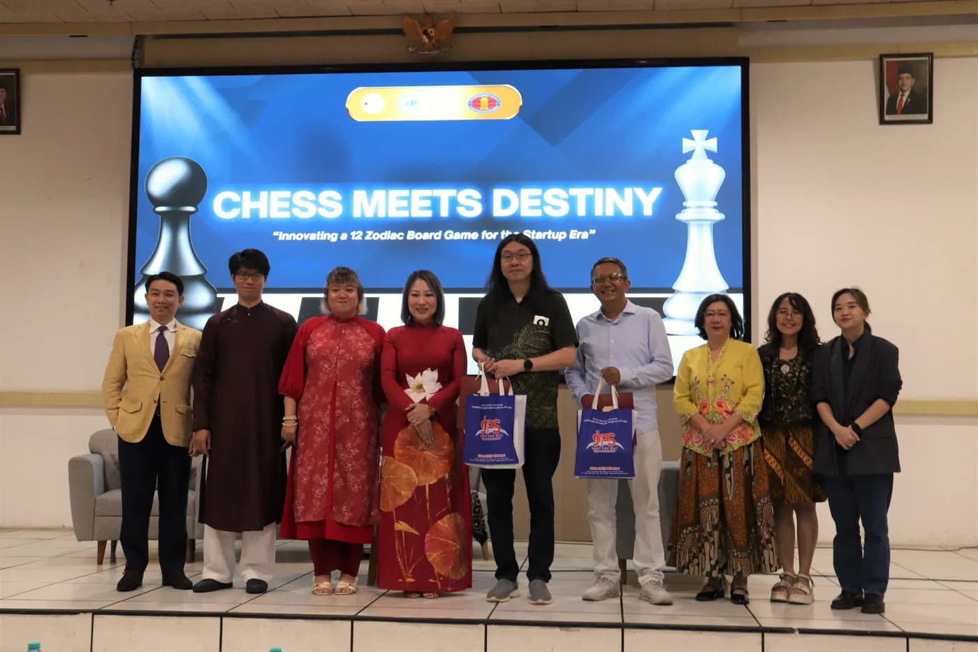 Hình ảnh Co-founder Cờ Thủy Tinh Châu chụp hình cùng các đại biểu trong chương trình “Chess Meets Destiny – Innovating a 12 Zodiac Board Game for the Startup Era” được tổ chức tại Trường Đại học Surabaya (Indonesia).