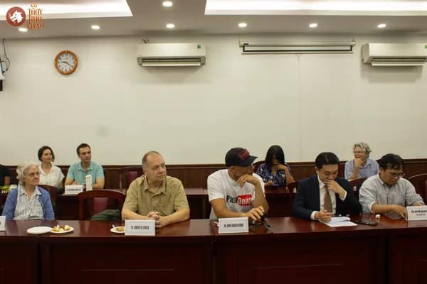 Hình ảnh khách tham dự tập trung lắng nghe phần trình bày tại chương trình giao lưu văn hoá đón đoàn Vegan Travel Asia cùng ông Zac Lovas