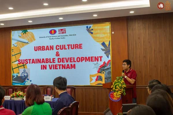 Hình ảnh phần trình bày của bạn sinh viên đến từ ngành Quản lý đô thị tại trường Đại học Khoa học Xã hội và Nhân văn trong chương trình giao lưu văn hoá đón đoàn Vegan Travel Asia cùng ông Zac Lovas