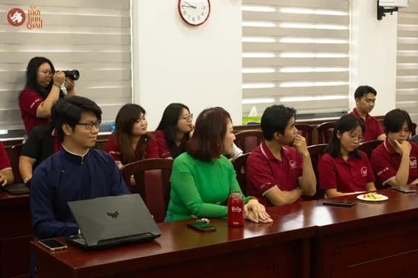 Hình ảnh các bạn sinh viên, Co-founder vô cùng tập trung khi nghe các phần chia sẻ từ những khách tham dự nước ngoài trong chương trình giao lưu văn hoá đón đoàn Vegan Travel Asia cùng ông Zac Lovas