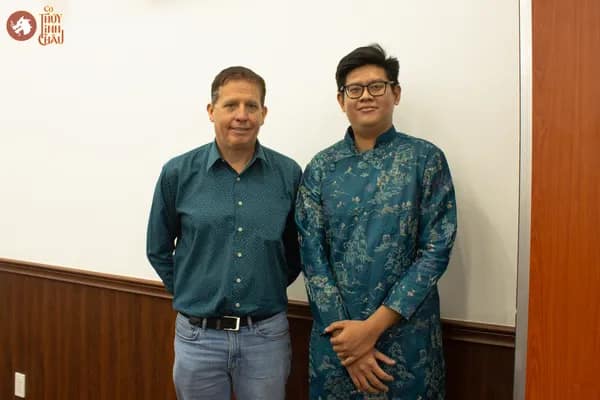 Hình ảnh team Cờ Thủy Tinh Châu chụp hình cùng  ông Zac Lovas trong chương trình giao lưu văn hoá đón đoàn Vegan Travel Asia 