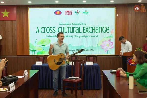 Hình ảnh khách tham dự trình bày văn nghệ trong chương trình giao lưu văn hoá đón đoàn Vegan Travel Asia 