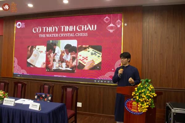 Hình ảnh Co-founder trình bày về Cờ Thủy Tinh Châu trong chương trình giao lưu văn hoá đón đoàn Vegan Travel Asia 