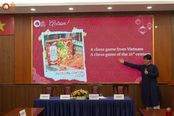 Hình ảnh Co-founder trình bày về Cờ Thủy Tinh Châu trong chương trình giao lưu văn hoá đón đoàn Vegan Travel Asia 