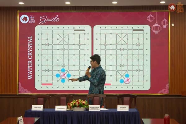 Hình ảnh Team Cờ Thủy Tinh Châu hướng dẫn cách chơi từng con giáp trong chương trình giao lưu văn hoá đón đoàn Vegan Travel Asia