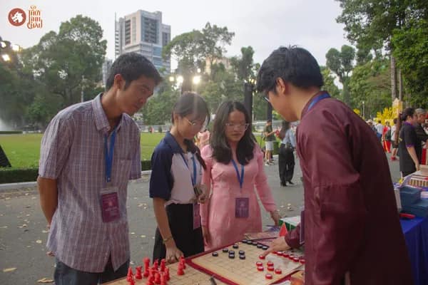 Hình ảnh Team Cờ Thủy Tinh Châu hướng dẫn khách tham dự trải nghiệm Cờ Thủy Tinh Châu tại Dinh Độc Lập trong chương trình Họp mặt người Việt Nam ở nước ngoài mừng Xuân Bính Ngọ 2026